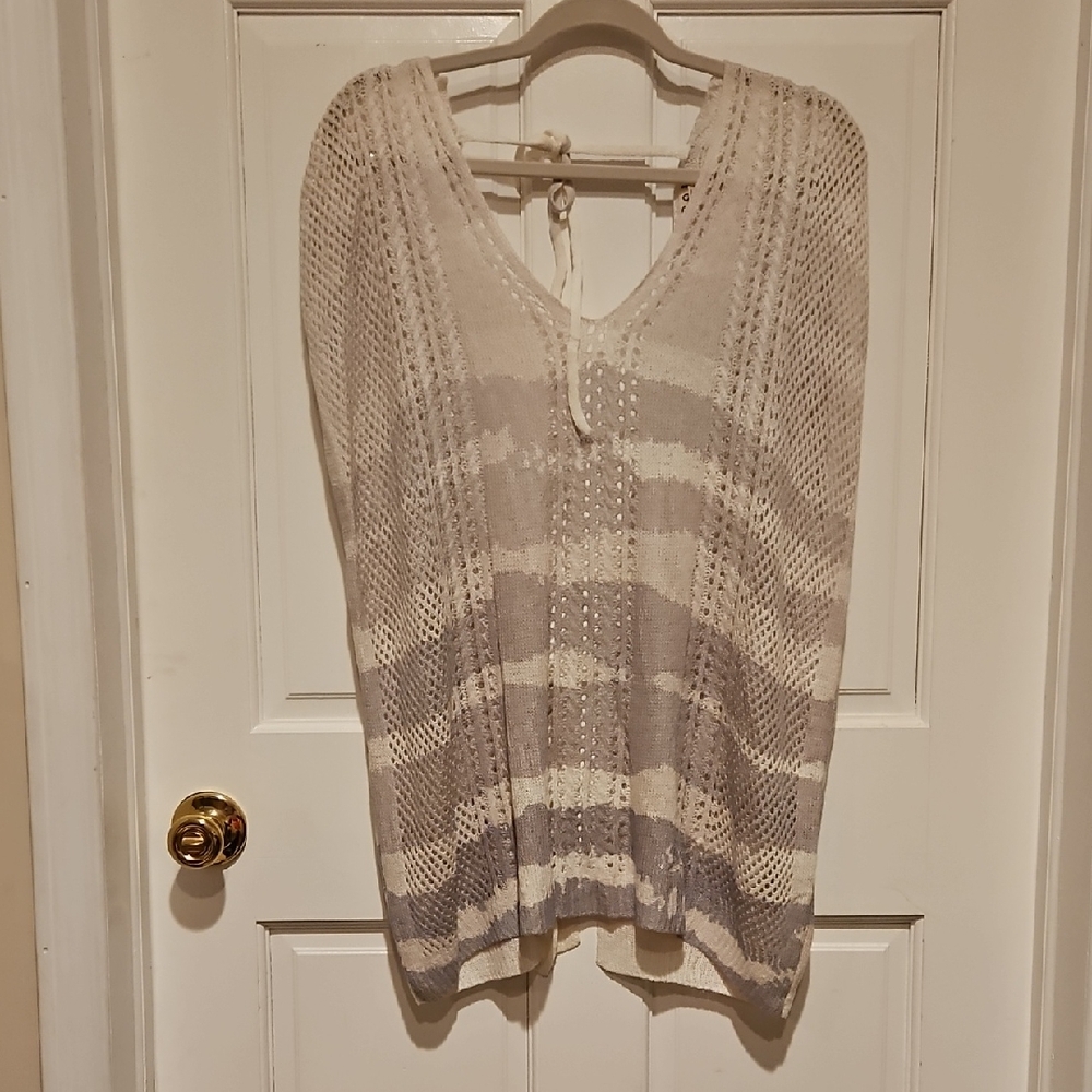 056 POL Cream and Gray V-Neck Sweater